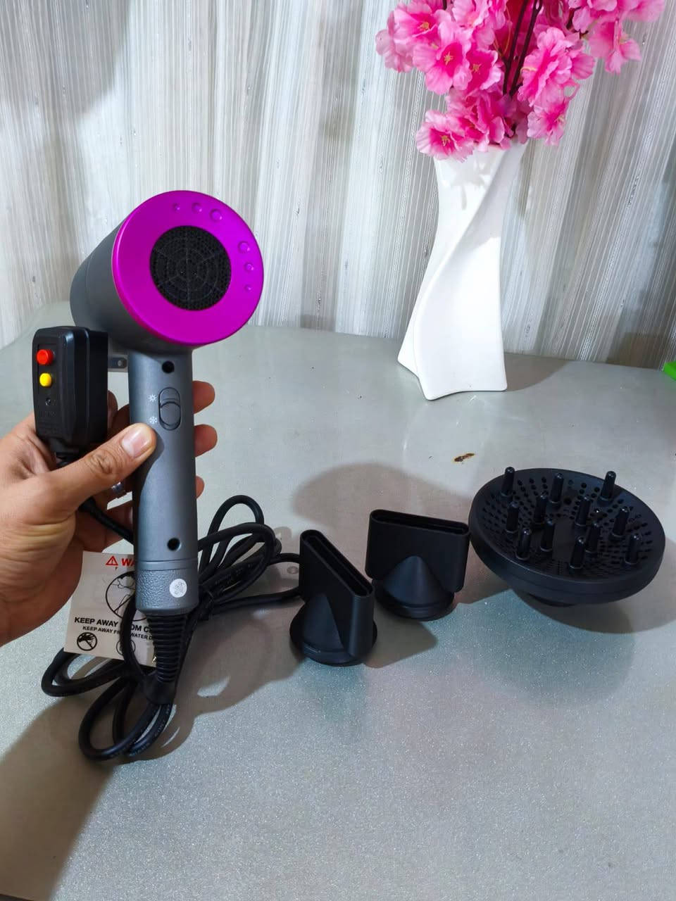 شسوار الحجم الكبير الاصلي الثقيل 3 سرعات مختلف 
كيبل تحكم ازرار
مع 3 قطع اضافية
قطعين تصفيف شعر +قطعة للشعر الكيرلي
سعره فقططط 20 الف دينار تخفيضات

تواصل : ***********
