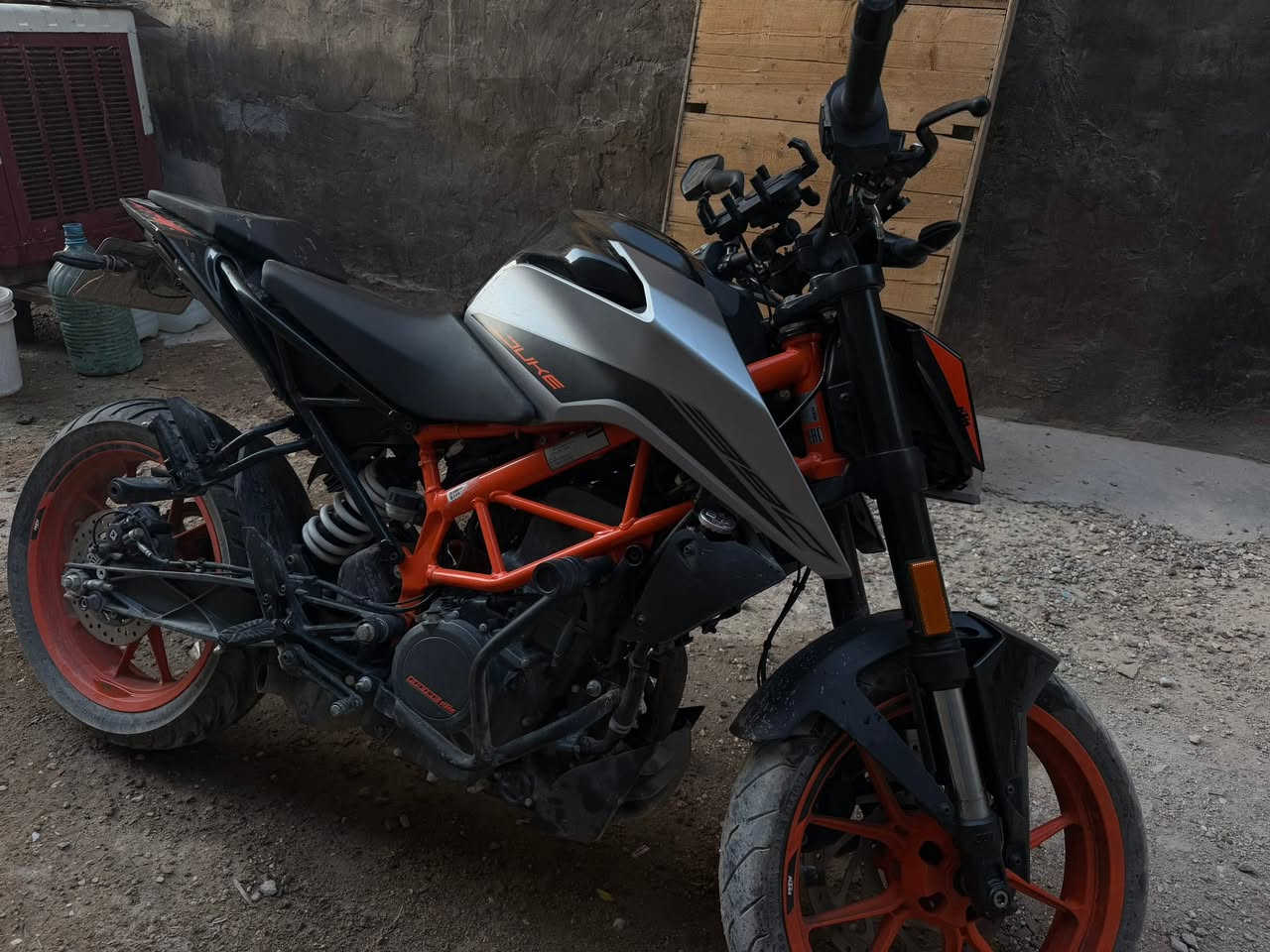KTM Duke 390 للبيع دراجه نضيفها و مكفولها من كلشي ما مفتوح بيه برغي واحد سبب للبيع مليت من دراجات والله سعر

 كسر 3 مليون ونص دراجه رقم بغداد ثاني يوم تحويل الرقم تلفون بي وتساب فقط ***********
