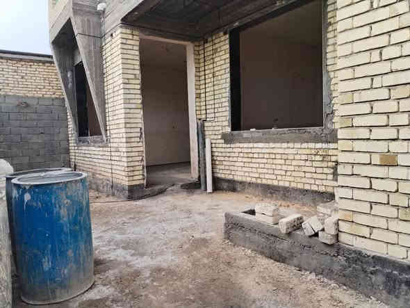 السلام عليكم... يرجى. فتح كل الصور 
الى اصحاب العقول التجارية والاستثمار عررض خاص. دااار للبيع طابووووو زراعي مكان مميز جدا جدا وقريب جدا جدا من الشارع العام. مجاور الغانمي ابو الشيش. وبحانب القاعة. مقابل السدة الحديد... الدار على قيد الانجاز...... شنو يحب المشتري. 1.ينباااع نقد. 
2.ينباع قسط... ايضا على مكانه او استلام 🔑مفتاح. 
3.ينباع.... مراوس بدار بحي المعلمين. وفرق على الطرفين ان و جد... يدلل المشتري..... 
مساحه الدار الكلية 1000متر... تحت البناء 400متر... متكون من اربع غرف نوم واستقبال ومطبخ.حار وبارد..
 مفتوح وصالة... وحديقة ايضا ومحرم امام الدار للسكة وتجي وشوف بنفسك وحاليا فارغ.... السعر 165مليون تسلم مفتاح بيدك 
اتحب انت تكمل الدار 150مليون. وبي مجال 
... شنو اتحب يدللون علينا.... اي استفسار اتصل ***********
***********،
لسنا الوحدين ولكننا الافضل
