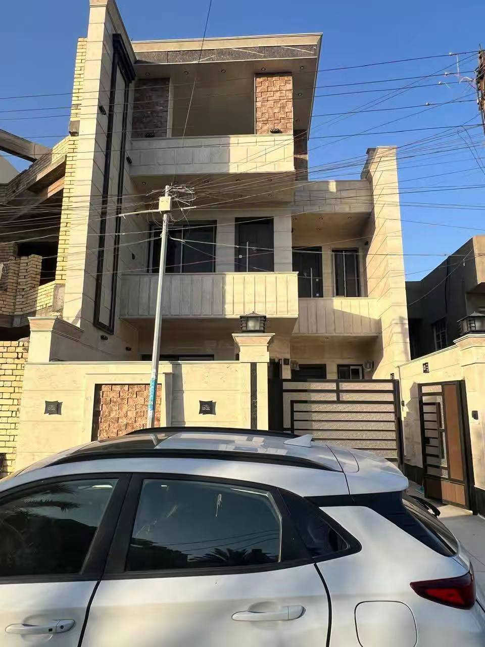 دار للبيع المساحه ٢١٠ متر. واجه ٧نزال٣٠ 
عدد الغرف ٥ نوم
٤ خدمات
صاله ومطبخ حديقه وكراج 
 واجه مرمر ارضيه مرمر
بناء ٢٠٢٥  البيت بعده جديد ما مسكون العامريه محله ٦٣٦ 
للاستفسار اتصال مكتب المرعاوي ***********احمدالمرعاوي
