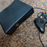 اكس بوكس ٣٦٠ • جهاز العاب • للبيع • مهكر • جويستك • نظيف • مايكروسوفت