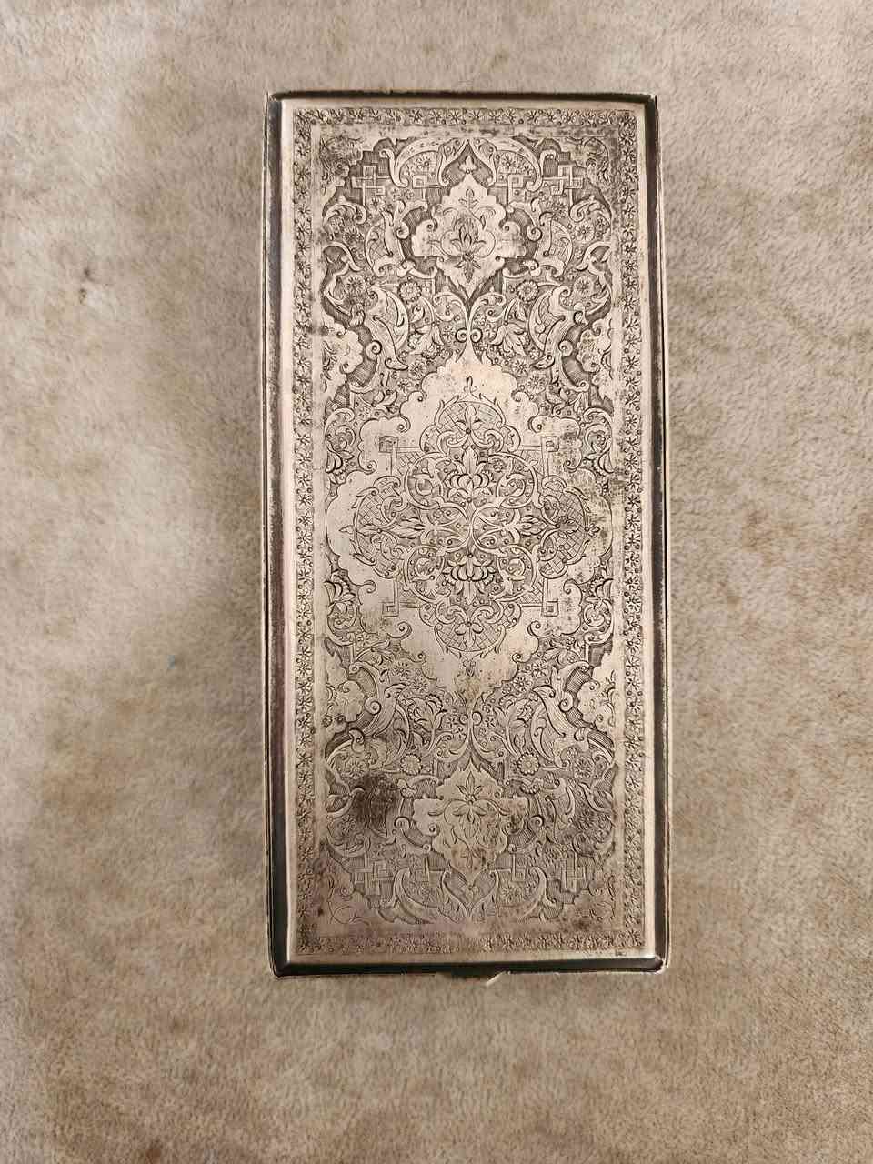علبه سيكار فضه عيار عالي قديم انتيك عمل اصفهاني باامتياز
 الوزن 407 غرام 
سعر الغرام 3$ نهائي 
موقعنا بغداد الدوره شارع الميكانيك يوجد توصيل 
***********
