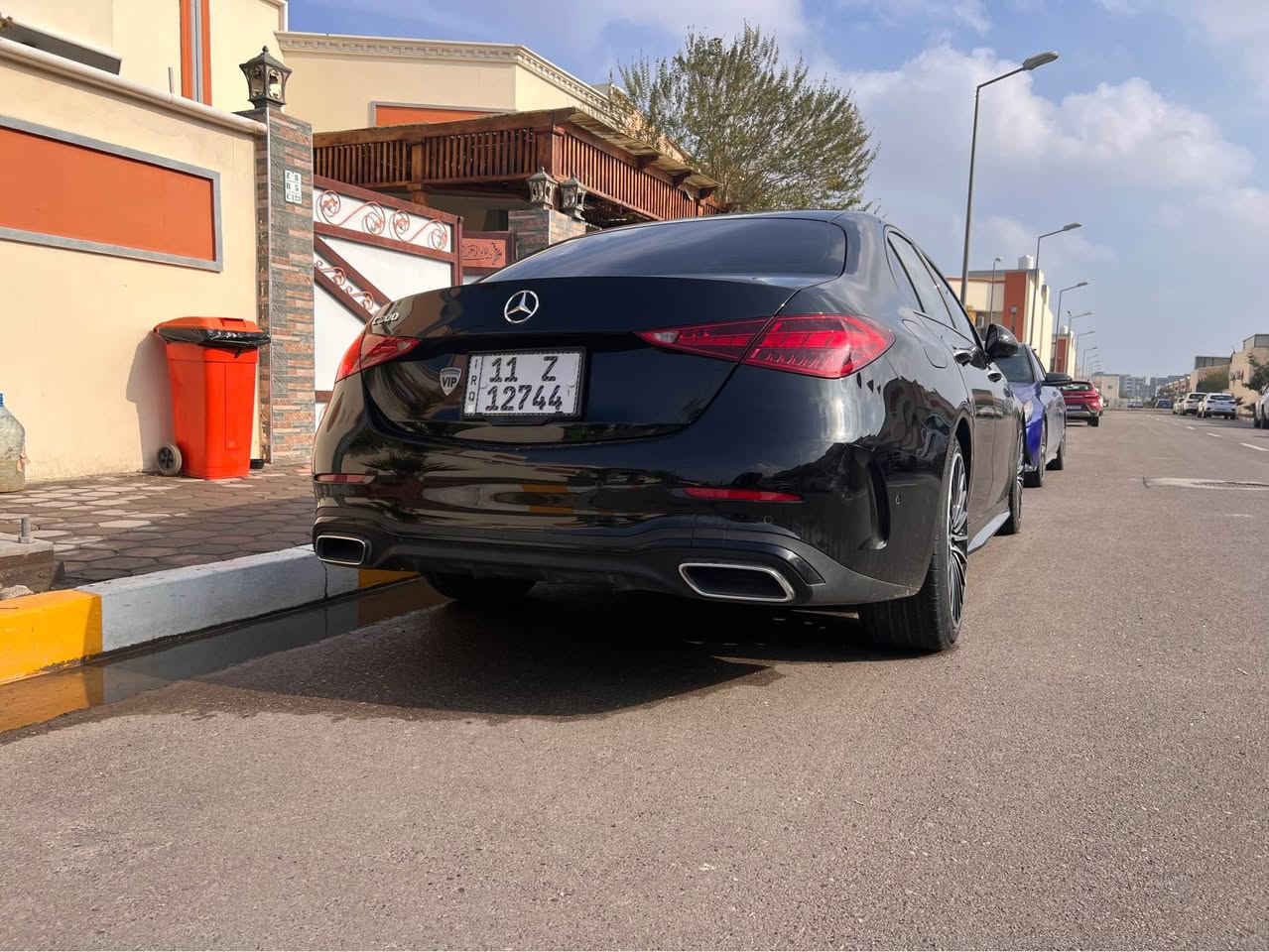 � للبيع مارسيدس C300 موديل 2024

وارد أمريكي
ممشى: 23,000 كم
رقم الشاصي: WIKAF4GBXRR188171

المواصفات:
كت AMG بلادي – ويل AMG
محرك 4 سلندر 2000 تيربو
كير أوتوماتيك 9 سرعات + شفتات ستيرن
زينون مع إشارة LED
كراسي كهرباء (تدفئة + تبريد + مساج)
بانوراما – إنارة داخلية 64 لون
5 أنظمة قيادة
نقاط عمياء
حساسات أمامية وخلفية وجانبية
كاميرات 360 درجة
صندوق خلفي كهربائي
اصطفاف أوتو
شاحن وايرلس
نظام صوت Burmester عدد 15 سماعة

السنوية جديدة
المحرك والكير مكفولين

الحالة:
تقرير غرق
كفالة بدي + محرك + كير + دواخل
بدون ولا قطرة ماي شرط الفحص

📍 المكان: البصرة – مدينة الأمل
💰 السعر: 37500
📞 رقم التواصل: *********** البصرة, العراق
