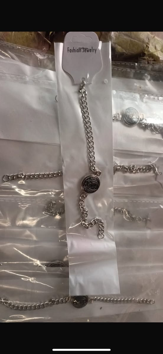 سلام عليكم اسورات ايد الكميه جمله العدد 800 اسوار السعر 700 وبيهه مجال بسيط توصيل موجود بغداد فقط رقم الهاتف 
***********
