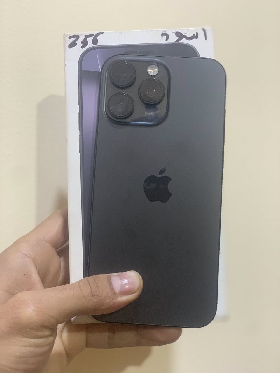 ايفون 16 برو ماكس نضافه 99%بطاريه 93 ذاكر 256 الموبايل شرق اوسط نهايته مليون و250 للتواصل واتساب فقط ***********
