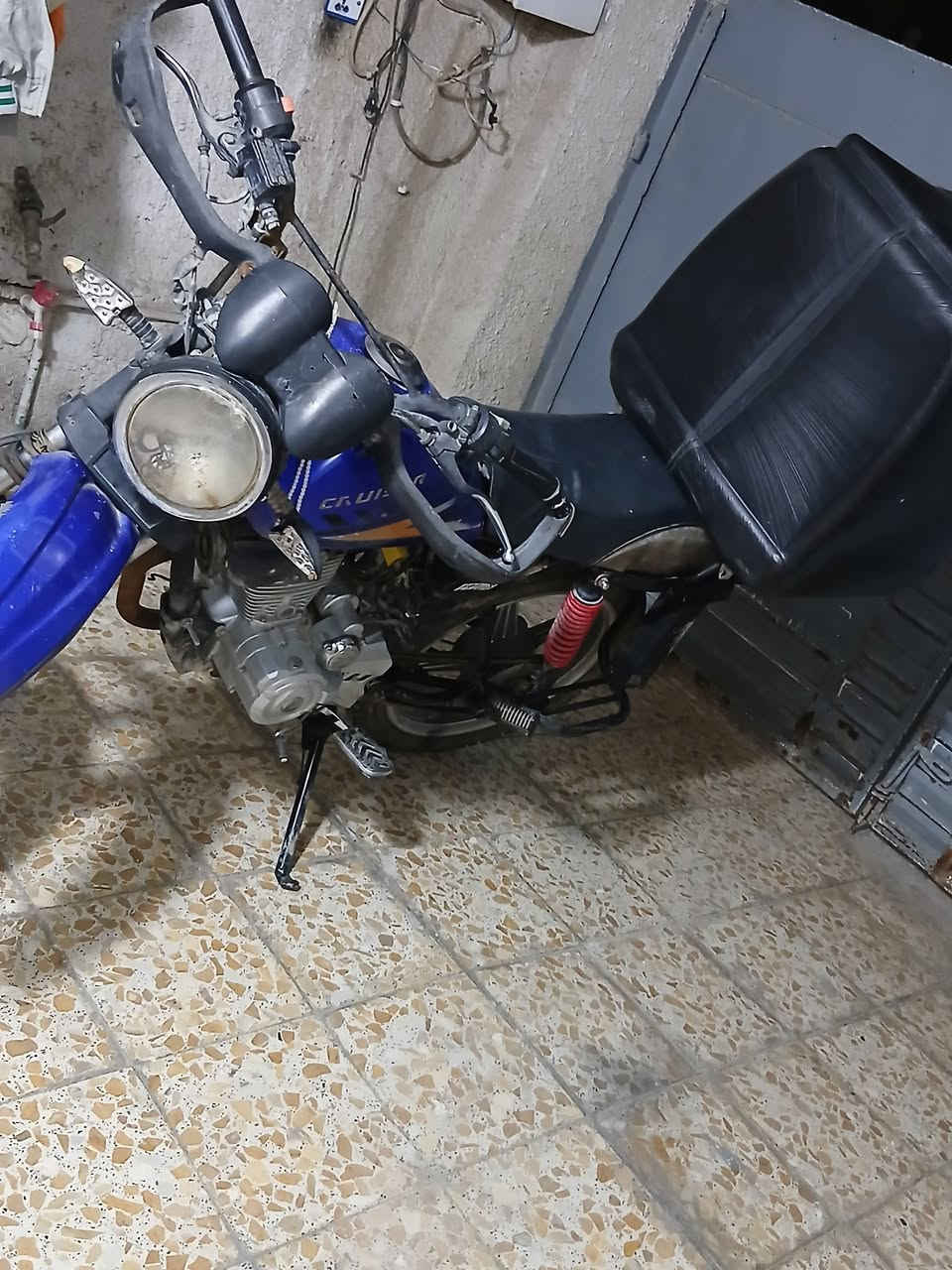 السلام عليكم 
حبايب دراجه اصوليه اورقاها كامله كلشي كامل بيها 
الدراجه حلوه ومال شغل 
المحرك اني اكفله الك كفاله برغي مامفتوح 
سعرها ٥٠٠ وبيها مجال او مراوس 
رقم ***********
