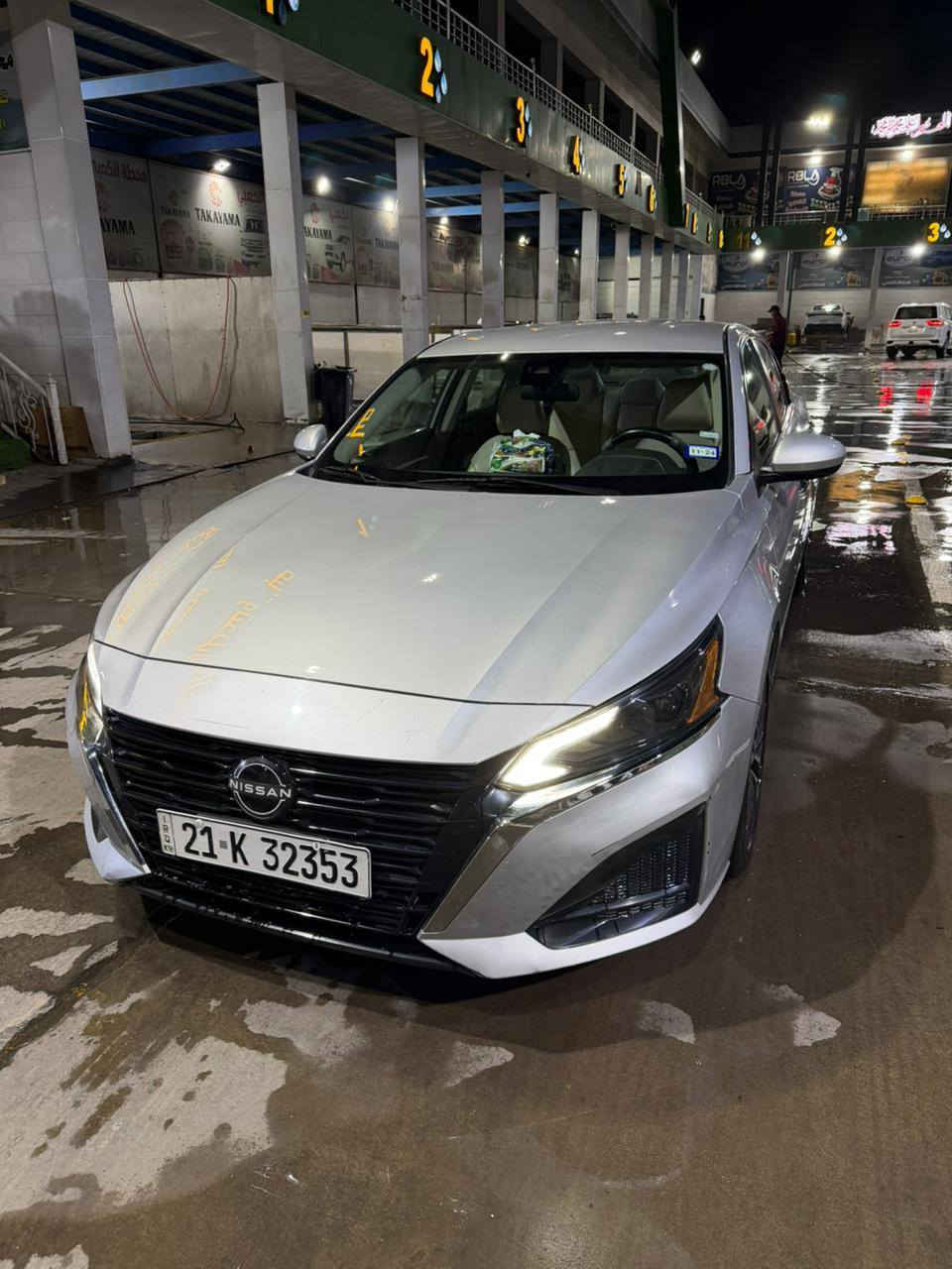 السلام عليكم عندي نيسان التيما موديل 23 شكل 24 SV لون سلفر رقم سليمانية حادثها جاملغ  خلف السائق مصبوغ بجم كبس السيارة جديدة ماشية 28 الف كيلو رايدها ب190 وبيها مجال بسيط للاستفسار***********
