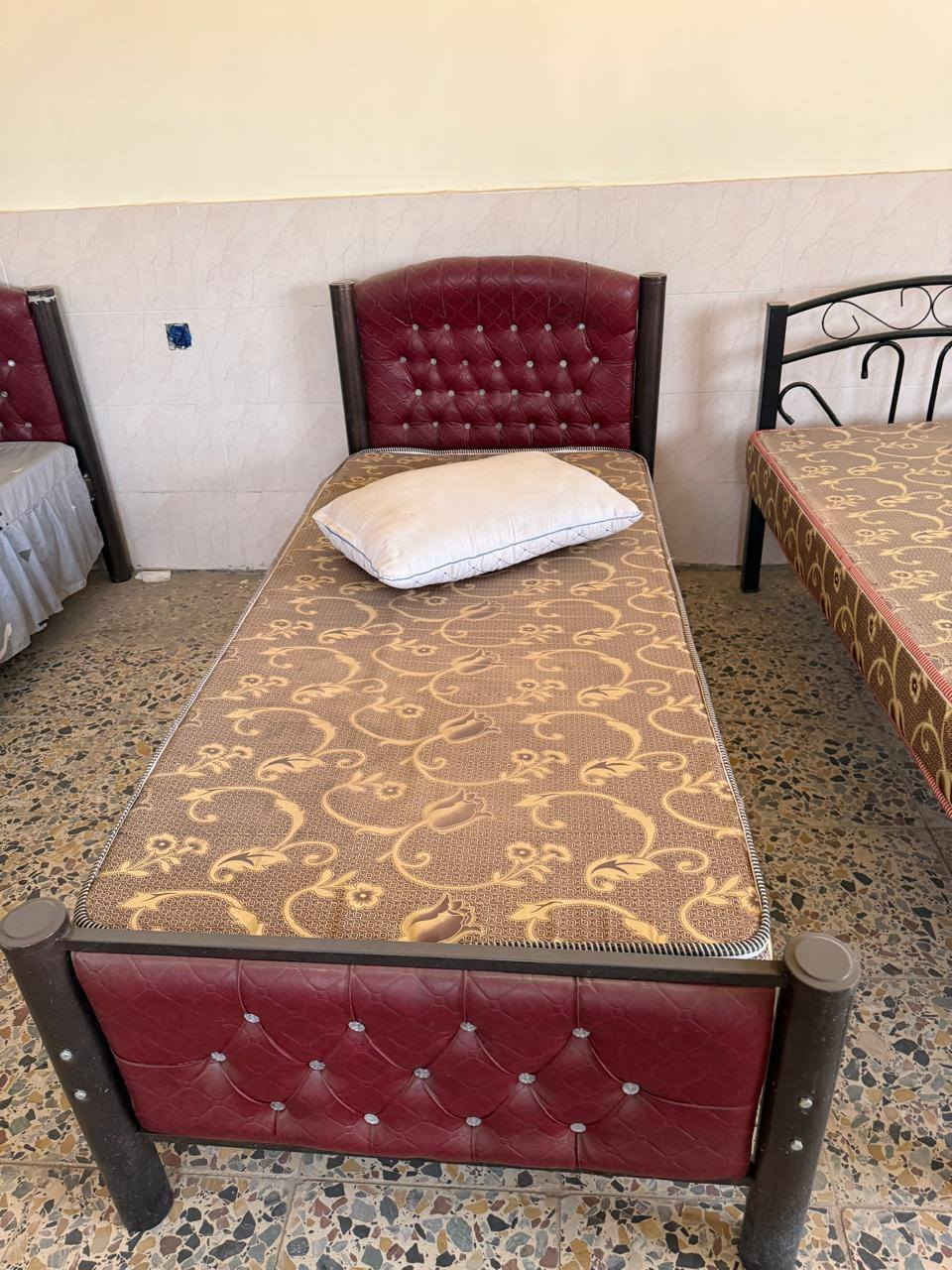 اسره عدد 3  سعر الواحد 75 تكمه
مع كنتور جديد سعره 175 الف يخبل
العنوان ساحة الأندلس شارع النظال
الرقم ***********
