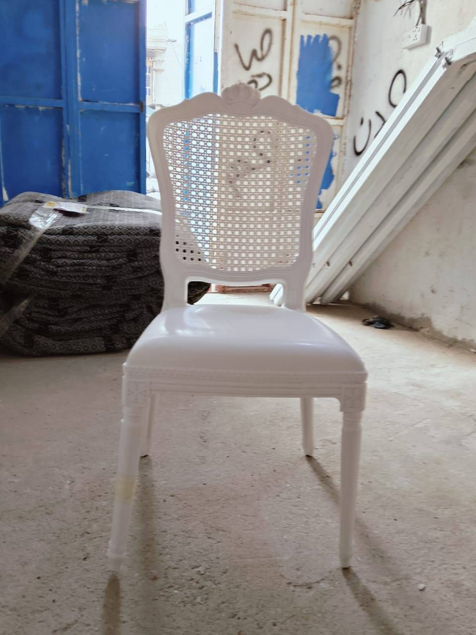 سلام عليكم كرسي ابيض ملكي جديد مستخدم مرتين فقط 
السعر 12 الف 
العنوان ميسان 
الهاتف ***********
العدد 100
