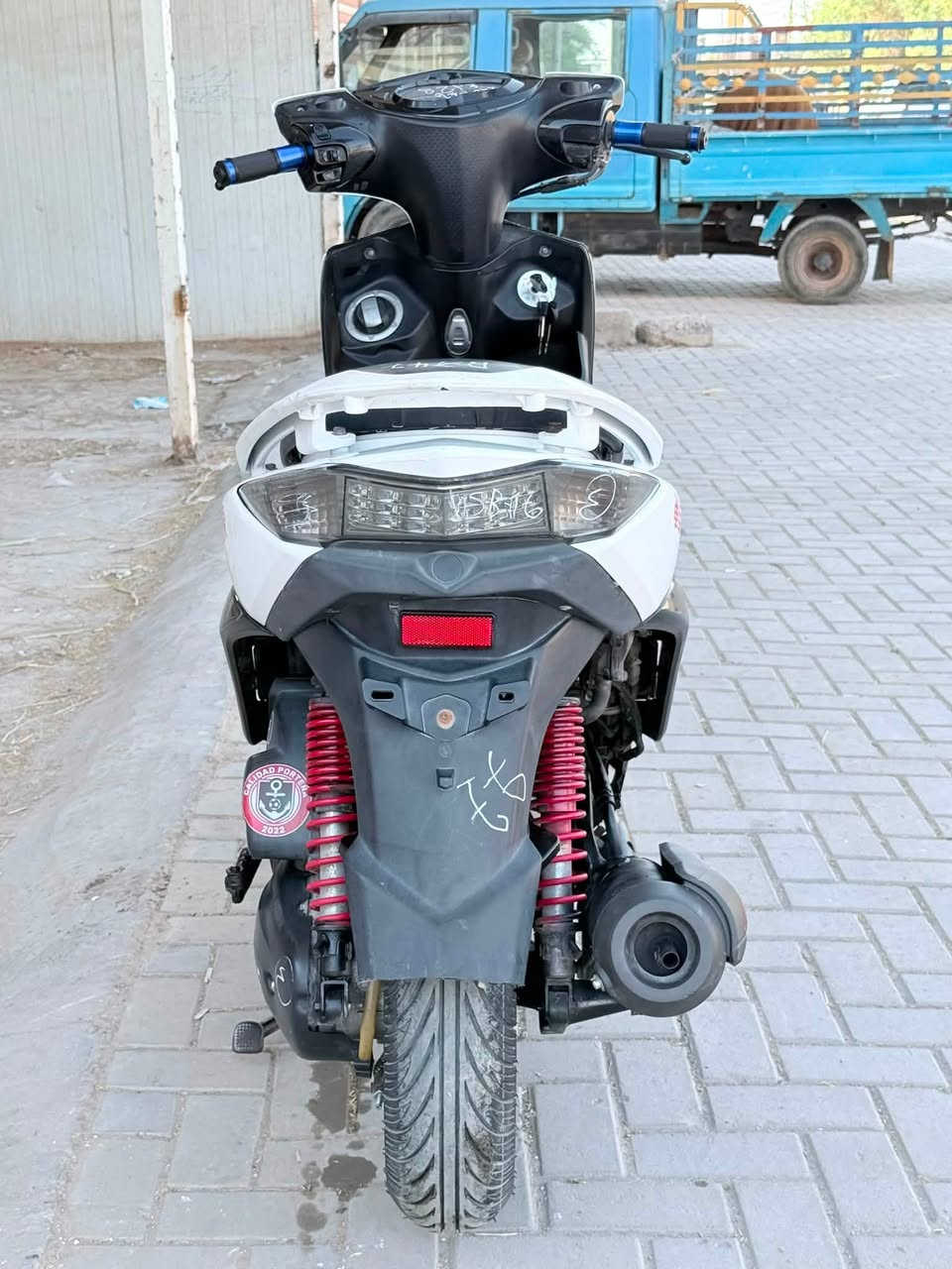 دراجه سكنس الد ياباني حديث  البيع دراجه جديده مكينه ما تنسمع نوزل خطين قبق نفخ ستاد حساس بكلايت كرستال شحن تلفون لايت زنون بيض منضومه كلاجات خلفي ومامي رياضي بيه شالعه ومعدل فول بلادي دبلات جديد تيرات جدد كفرات جدد دشبول كله شغال شاير شغال قفل جنطه قفل ستيرن دراجه كله بلادي جديده وين ما عحبك طلع بيه بيع مستعحل مكاني شاميه سعره مليون 200 شراي يتصل *********** مكلف بل نشر
