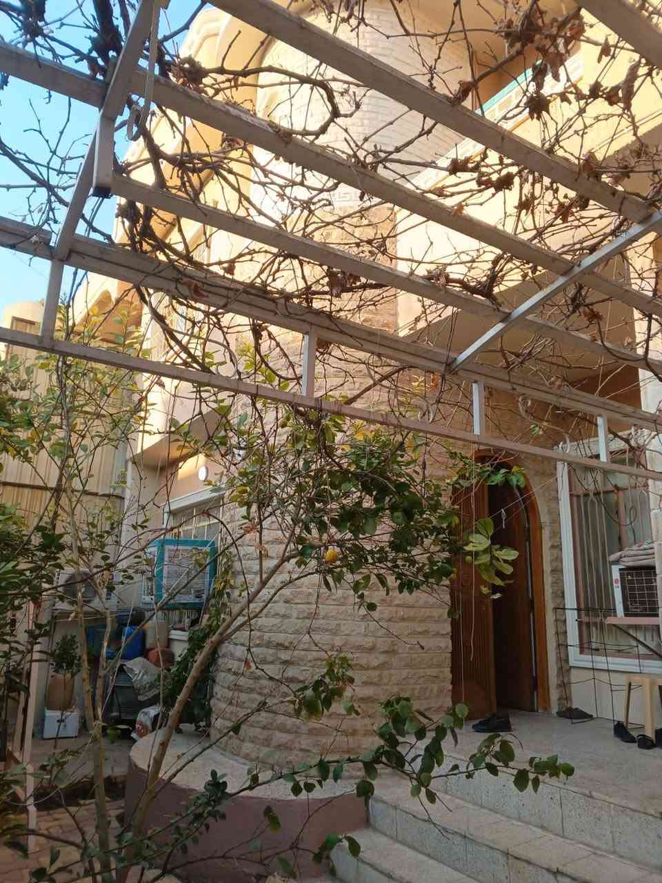 #عروض #مكتب #أسوار #المدينةللعقار
#دارللبيع
______________________________________

عنوان الدار 💥💥💥💥 حي الحدباء الثانية
مساحة الدار 💥💥💥💥 ٢٤٠ متر
واجهة الدار 💥💥💥💥 ١٢ متر
اتجاه الدار 💥💥💥💥 قبلة 🕋
مكون من طابقين 💥💥 الطابق الأول 💥💥 غرفة نوم ومطبخ وهول واستقبال وصحيات
الطابق الثاني 💥💥💥💥 ثلاثة غرف نوم وهول وصحيات
سعر الدار 💥💥💥💥 ٢٩٠ مليون 
______________________________________
 موقع مميز جدا،، قريب على سايدين المضخة وجامع ذكوان،، مكاتبة مع الشرعي،، شرط التحويل أو قرار اللتمليك✍️
للاستفسار مراجعة مكتب أسوار المدينة للعقار
حي الحدباء سايدين الصورة مقابل جامع المجيد 🌹
او الاتصال على الأرقام التالية
اسيا ☎️***********
كورك ☎️***********
او مراسلة الصفحة 💥
