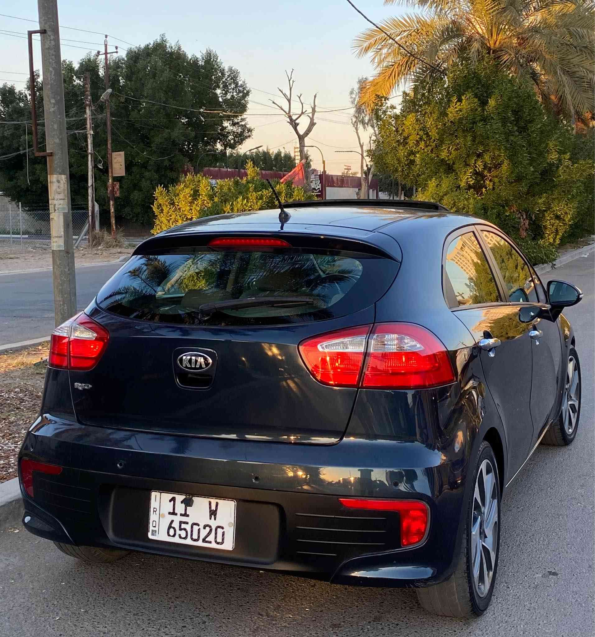 السلام عليكم للبيع كيا ريو 2015 فول مواصفات 1/1 وارد خليجي استلام شركة مكفوله من الصبغ بيها بارد فقط بالجاملغات الامامية مواصفات ( فتحة سقف - بصمة تشغيل و ابواب - مري شفط - شاشة جبيرة + حساسات + بلوتوث - ويل كب حجم ١٧ - تحكمات سترين جهتين + نضام ايكو - محرك 1.6 دووش - اشاير بالمري - تبريد بيانو ) وباقي المواصفات المعروفة 
رقم بغداد ب اسمي سنوية وارقام وهزة كلهن جدد 

محرك وكير مكفولات صدر وتخم تاير وتبريد كلهن جدد 

السيارة جاهزة وبدون اي نقص 

السعر 98 ورقة وبيها مجال 

للاتصال *********** بغداد, العراق
