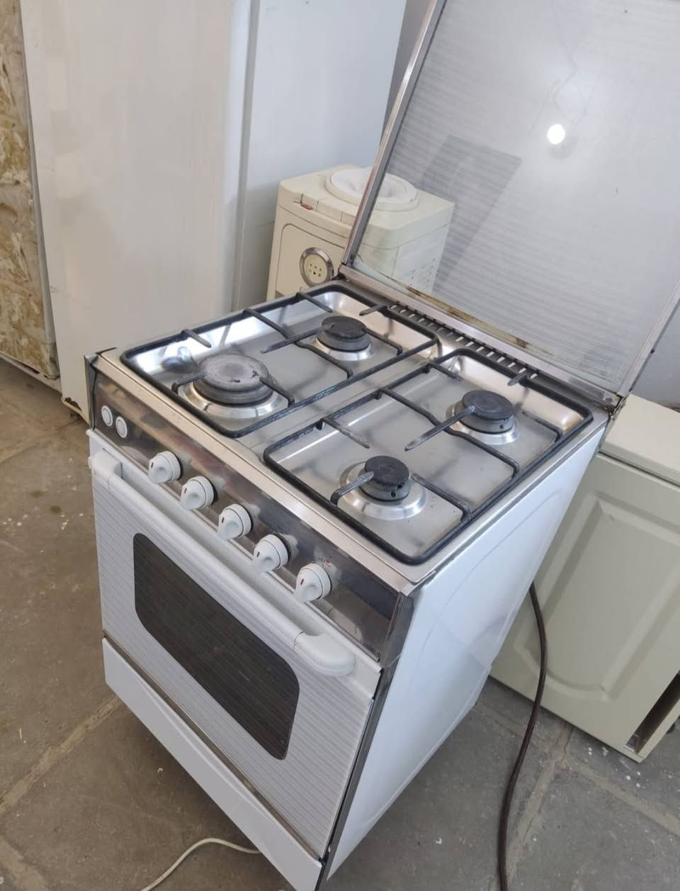 بيع مستعجل طباخ 4 عيون  استعمال قليل  نضافه 95  بل 100   سعر خاص   ***********. ***********. بي واتساب. ديوانيه
