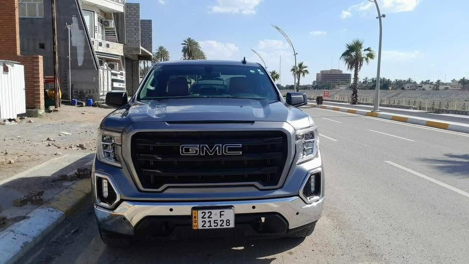 السلام وعليكم
جمسي سيرا موديل22 باب كصير بدي طويل
سيارة حادثها بنيد وجاملغ
رقمها اربيل باسمي تحويل ثاني يوم او وكالة 
السيارة حلوة وكاعدة حجم المكينة5300
السعر:250
***********
#
