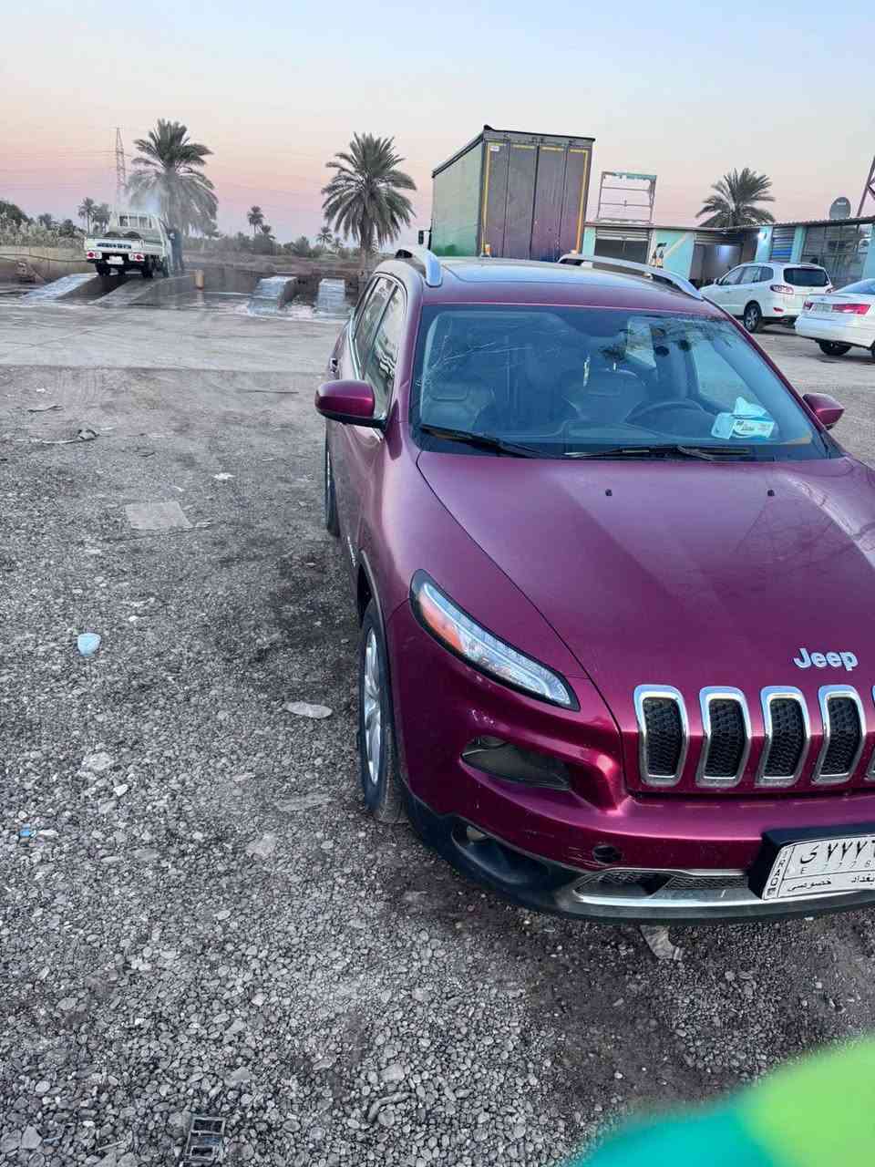 سلام عليكم سياره جيب شيروكي بزون موديل 2016فول مواصفات بيه جاملغ مبدل شركه يعني بدون دواخل الاستفسار ***********السعر 145وبيه مجال
