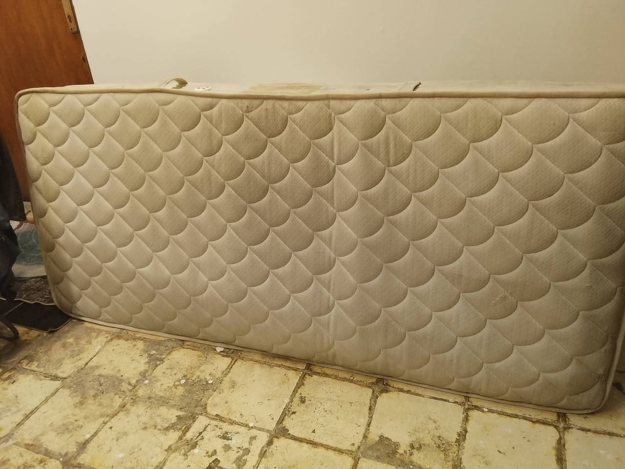 دوشك سبرنك الاصلي نفر واحد عدد 2 للبيع
مكاني شارع الالف يم النقابه 
سعرهم 35


**إذا كنت صاحب هذا الإعلان وتريد حذفه لأي سبب، رجاءا أرسل رسالة إلى الدعم الفني**