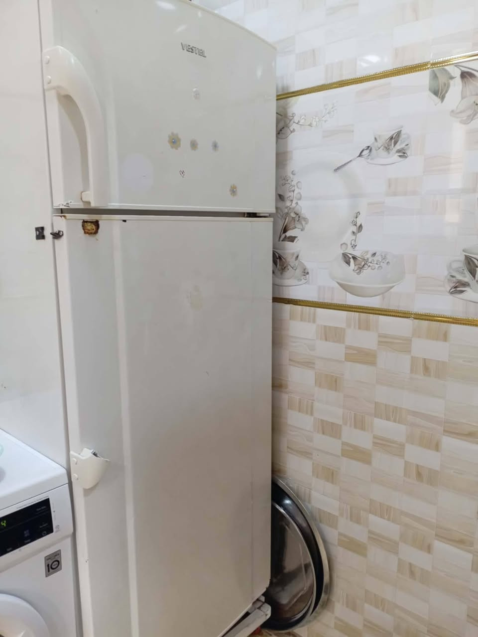 ثلاجة للبيع السعر 100 شغاله حجم كبير
***********
