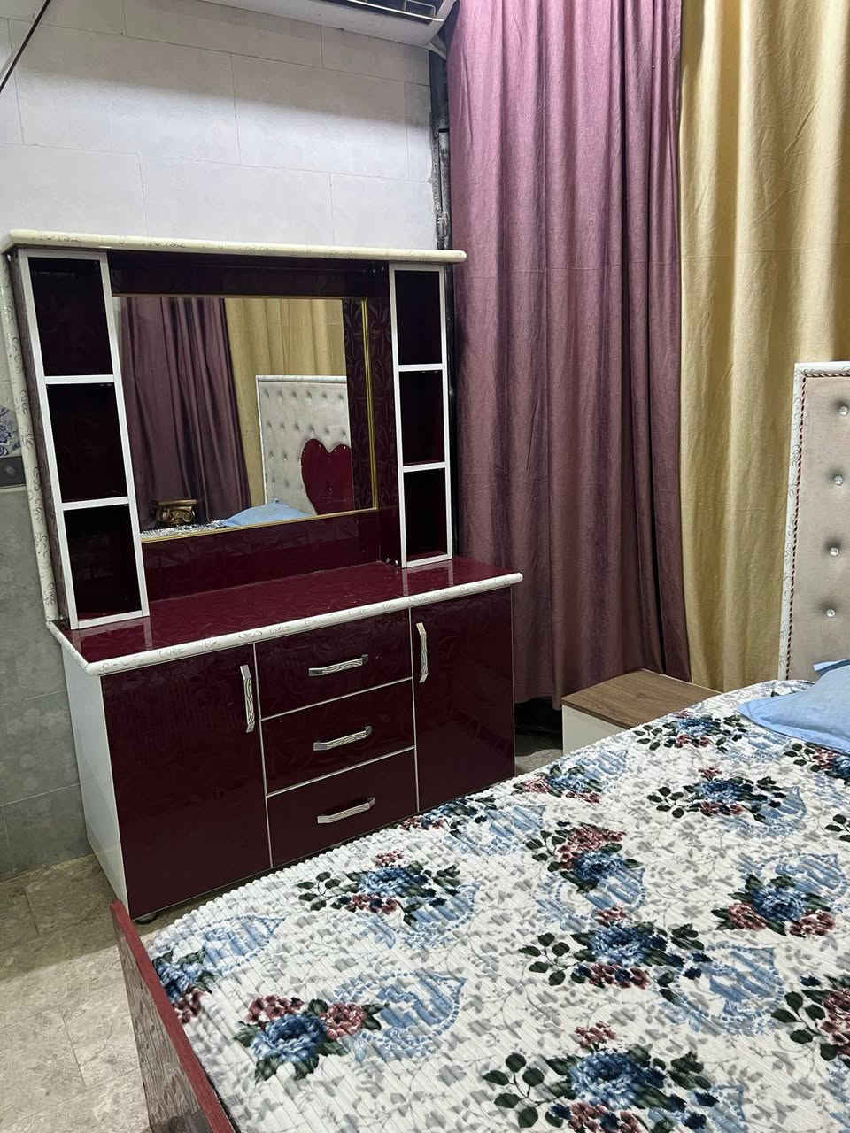 السلام عليكم غرفه للبيع ضخمه نظيفه السعر325للاستفسار اتصل على الرقم *********** كربلاء, العراق
