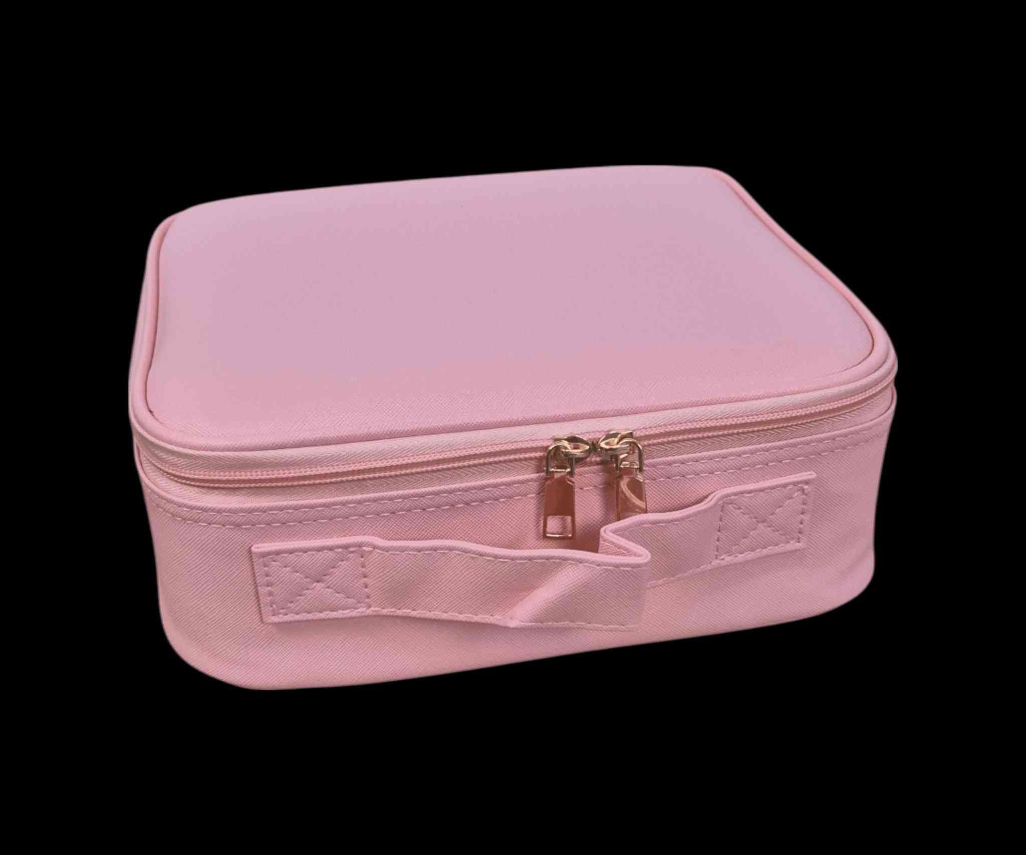 لمحترفات التجميل.. استوديو مكياجكِ المتنقل وصل! 💄
هل تعانين من صعوبة تجهيز أدواتك في المواقع الخارجية؟ إليكِ الحل الأمثل لتنظيم احترافي:
مرآة LED ذكية: رؤية واضحة من جميع الزوايا مع تحكم كامل في نوع الإضاءة.
نظام الحماية القصوى: غطاء بلاستيكي لفرش المكياج وفواصل مرنة تمنع تكسر المستحضرات.
جودة تدوم: خامة مقاومة للماء وتصميم يتحمل كثرة التنقل.
محتويات العلبة:
✅ حقيبة وردية فاخرة.
✅ مرآة LED قابلة للفصل.
✅ كابل شحن USB.
نصيحة الخبراء: تأكدي من شحن المرآة قبل البدء لتستمتعي بإضاءة قوية طوال فترة العمل.
لاستفسار الاتصال على الرقم التالي 
***********
