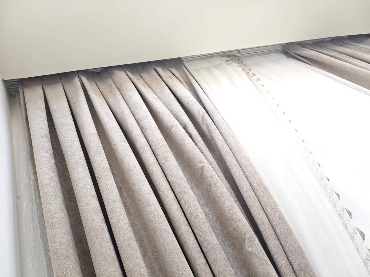 السلام عليكم عندي هاي برده بعده جديد أخذته من مجمع فلس يلي صاير بشارع فلسطين يعني تصميم خاص
الارتفاع  3 و30
والعرض 3 وربع
الشراري يدخل خاص


**إذا كنت صاحب هذا الإعلان وتريد حذفه لأي سبب، رجاءا أرسل رسالة إلى الدعم الفني**