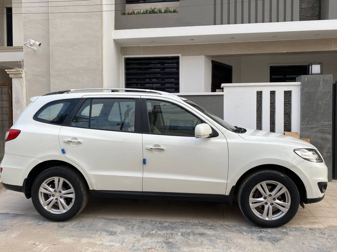 السلام عليكم سنتافي ٢٠١١ خليجي فول مواصفات بصمه و فتحه و جلد و كرسي كهرباء محرك ٦ سلندر بلادي ما مفتوح  و تبريد بيانو و تحكم ستيرن و كامره و ٧ راكب و ٣ قطع تبريد و السياره نظيفه و جاهزه و السعر ١٥٨ ورقه بيهه صبغ شويه بلباب الخلفي و موظح بسونار و مكان السياره بغداد حي الجهاد و هذا رقمي *********** علي
