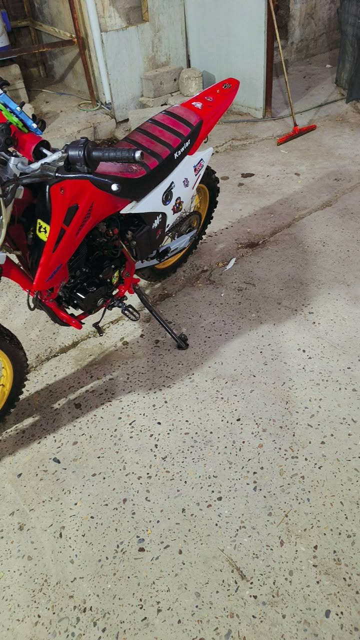السلام عليكم دراجة قفاز كاويارمكينه 250cc جديده بعده كله بلادي بس الصلنصه مبدله sc صوته مرعب موديل 2025 سعره مليون و150 او بيه مجال مكاني شارع فلسطين رقمي ***********
