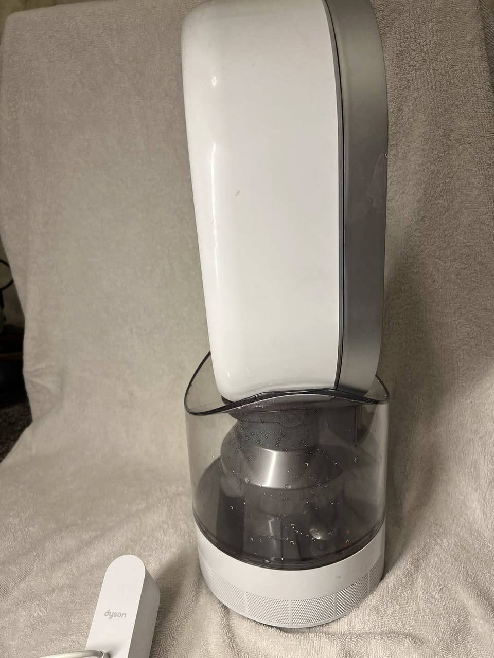 السلام عليكم
هذا المنتج هو مرطب هواء ومروحة من دايسون، تحديداً طراز Dyson
•Hygienic Mist (AM10)
• الوظيفة: جهاز 2 في 1 يعمل كمرطب للهواء ومروحة لتبريد
الغرفة.
• التقنية: يستخدم تقنية MAir Multiplier™ لتوزيع الهواء المرطب بشكل متساوٍ في جميع أنحاء الغرفة. (
• المميزات: صُمم لترطيب الهواء بشكل صحي، مما يساعد في خلق بيئة أكثر راحة.

جديد خليت بي مي للفحص امانه الله قطعة جديدة 
رايده بـ125 ألف 
واتساب***********
