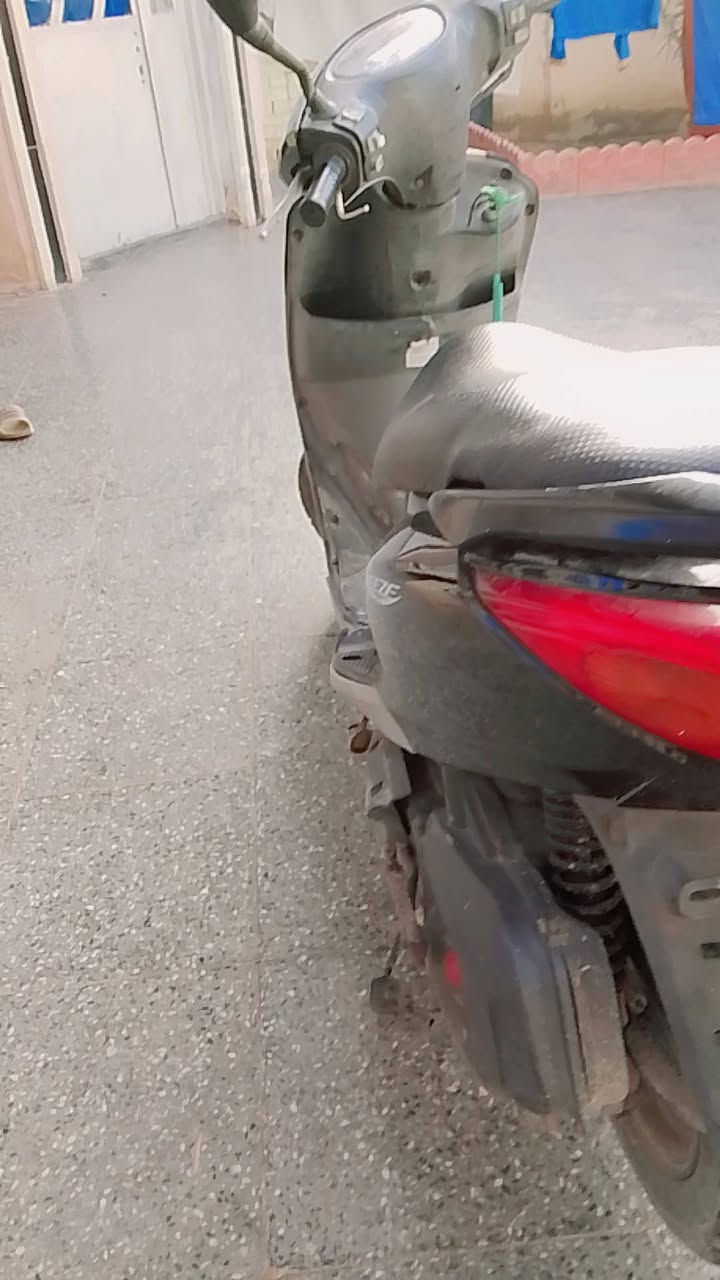 سلام عليكم بريز للبيع دراجه نضيفه دراجه مكينه بلاديه جيب أي فيتر وافحص مكاني حي طارق وسط السعر 650 وبيه مجال بسيط حك الجيه ***********
