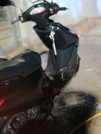 دراجة نارية للبيع بحالة جيدة. لونها أسود وتتميز بمظهر رياضي وأنيق. كاف...