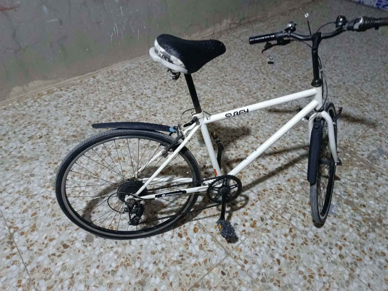 السلام عليكم بيسكل سي سبع مئة لون ابيض بعدة جديد بس متروك السعر ب60 وبي مجال قليل  العنوان بغداد العبيدي للمراسلة واتساب. *********** فقط عل واتساب
