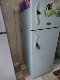 ثلاجه للبيع 200 الف 07712047946