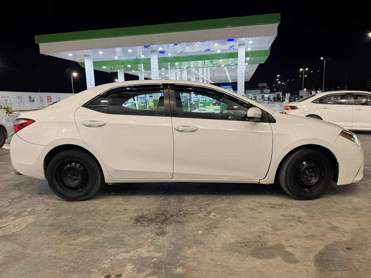 السلام عليكم كورلا 2014 le للبيع 
وارد امريكي
(((كير قطره AT))) المرغوب قليل بهذا الشكل
 المسافة المقطوعة: [150الف ميل]وقابل للزيادة 

الصدر كله جديد + دسكات وفلنجات جدد
تخم تاير جديد 

الحادث 
جاملغ خلفي وقبغ جنطه 
((بيه صبغ الجاملغات الخلفيه. وقبغ الجنطه مبدل ومصبوغ))
يعني 3 قطع صبغ فقط سونار موجود (السيارة بدون دواخل)

السيارة نضيفة جدا وممتعوبه مال بيت ومحافضين عليه 

 السعر: [130$] ومجال بسيط
 للاتصال: [***********]
العنوان: بغداد حي الخضراء
