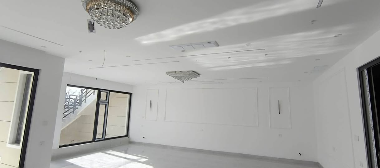 ‏                                      ﷽
                  🏢 خانوو بۆ فرۆشتن 🏢

‏ ‎🔺#کۆدی_ژمارە : 1128
📍#سەرچنار

📍#ناونیشان :-  گردی سەرچنار، نزیک مزگەوتی بیلالی حەبەشی، مەکتەبە تورکیەکە 

‏‌‎🅰️ #ڕووبەر :- ـ   194 مەتر

🌗 #پێشی :-  ـ  9 مەتر

🚧 #شەقام :-  15  مەتری

🔶#ڕووی :-  قیبلە 

      
📮 تێبینی :- خانووێکی دوو قات لە گەڕەکی گردی سەرچنار بۆ فرۆشتن، خانووەکە پێکدێت لە دوو نهۆم بۆ دوو ماڵی جیا دەبێت، خانووەکە تازە دروستکراوە و کەسی تێنەچووە، سیستەمی شۆڤاژ، دەکتی موبەریدە و سەقفی کونافە و لایتی لینەری تێدا بەکارهاتووە.

نەخشەی خانووەکەمان بەم شێوەیە  قاتی یەکەم پێکدێت لە، گەراجی سەیارە، هۆڵ و میوان، مەتبەخ سارد و گەرم، موشتەمەلات و دوو ژووری نوستن 

نهۆمی دووەم میوان، مەتبەخ سارد و گەرم، موشتەمەلات و دوو ژووری نوستن 
...............................
بۆ زانینی نرخی ئەم خانووە ژمارە (1) لە کۆمێنت دابنێ 
................................

‏‌🔸 بۆ زانیاری زیاتر دەتوانن پەیوەندی بکەن :- 
مامۆستا بەرهەم :   *********** 
کاک بەهمەن :         *********** 
.....................
ناونیشانی نوسینگە: سلێمانی تازە،  خوار مزگەوتی ئەبوبەکری صدیق ،جادەی قەنات،فەرعی بەرامبەر دارەسوتاوەکە
..................
تۆی بەڕێز هەر موڵکێکت هەیە دەتەوێت بیفرۆشیت یان بە کرێی بدەیت  دەتوانیت بۆمان بنێری و بێ بەرامبەر بۆت بڵاو دەکەینەوە
