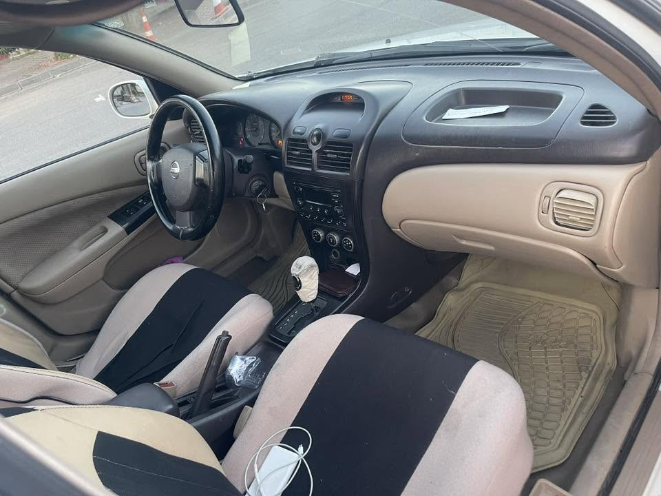 نیسان صەنی کۆری مۆديل ٢٠١٠ گێڕئۆتۆماتیک چوار جام کارەبا و کەللە و کۆنتڕۆڵ و شوێن عەینەک
بێ بۆیاخ بێ سارد تەنها دوو کارتی بچوکی هەیە
مەکینە سپییە گێڕ و مەکینە و تەبرید و تەحویل و غرامە و هەموو شتيکی بەشەرت 
سەنەوی تازە بەسەرچووە
ڕەقەمی تازەیە

لە سلێمانییە ناو شار
سیعری ٩٨ گەڵا و معامەلەیەکی زۆر کەم

***********
