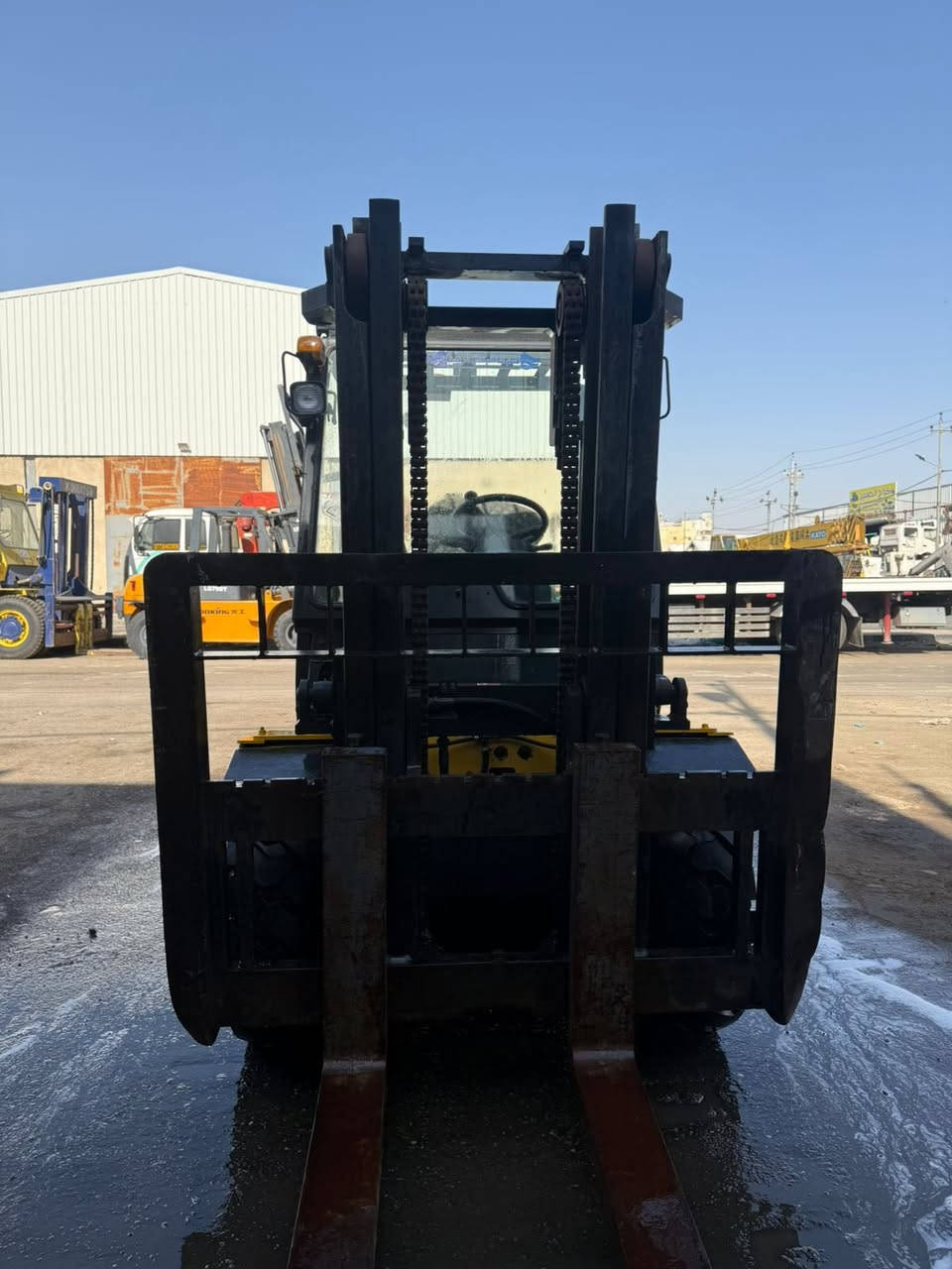 للبيع رافعه شوكيه 5 طن موديل 2007 اصل مكينه كمنز سوبر كير نمرتين الرافعه جاهزه للاخير بوجه للشغل مكاني البصره صناعيه حمدان *********** مامتواجد عل فيس اتصال
