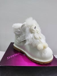 ئەم سێ جۆری پێڵاوی منداڵانە بەردەستن قیاسات بەردەستن گەیاندن بەردەستە ...