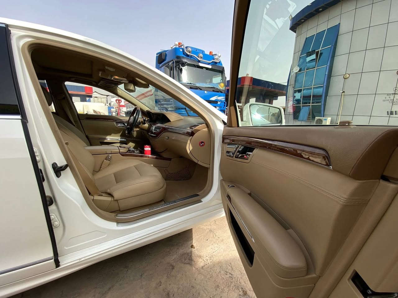 مارسيدس s500 موديل2010 سنويه جديد 2027
خليجي
رقم صلاح الدين الرقم الجديد 
تحويل ثاني يوم
السياره مكفوله 
من الحادث فقط باب السكن امامي كلير شخط 
فول فول مواصفات
بانوراما 
اربع كشانه تادفئه وتبريد 
ابواب شفط
برتات كهرباء 5 
إضائه داخليه متغيره
جنطه شفط
تلفون خلفي 
مقاعد خلفيه منفصله 
ثلاجه خلفيه 
تبريد خلفي منفصل 
شاشه خلفيه عدد اثنين 
رادار 
كامره خلفيه
تحكم اربع اكشانه 
وتكدر تتحكم بلكشن الكدام من الكشن الخلفي
ثلاثه وضعيات قياده
شفتات ستيرن 
وبعد بيها مواصفات
رقم صاحب السياره 
السعر اتصل وتدلل 
***********
