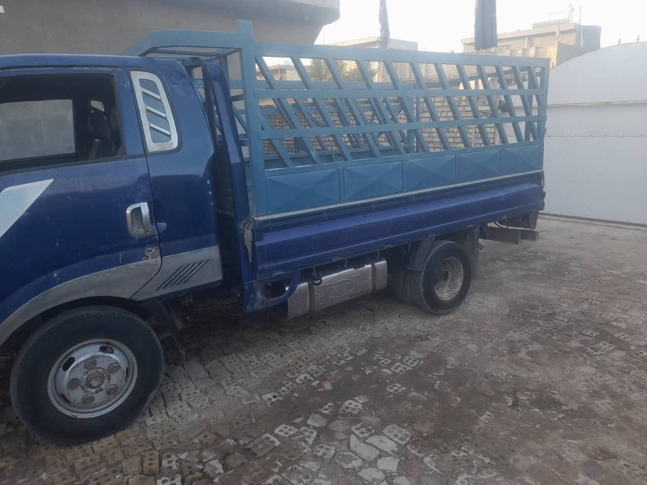 سلام عليكم كيا فحل موديل 2008 كير مكينة اكسل مكفولات تخم تاير تاير خلفي محور 27
مكان السياره بغداد المعامل 
سعر 80 وبيهه مجال بسيط
رقم ***********
