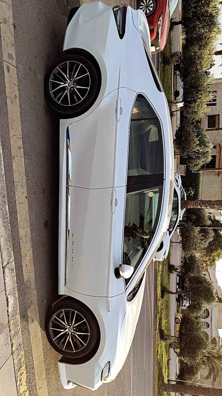لبيع
تويوتا كامري 2023 GLE هايبرد 
محرك 2500 - 
الوكيل: عبداللطيف جميل السعودية  
الفئة:GLE

المواصفات الميكانيكية - نظام الهايبرد:
المحرك: 2.5 لتر 4 سلندر بنزين + محرك كهربائي
القير: CVT إلكتروني خاص بالهايبرد
الدفع: أمامي
كفاءة استهلاك الوقود: 26.0 كم/لتر - اقتصادية جداً
سعة خزان الوقود: 50 لتر

المميزات الخارجية:
الويل ألمنيوم مقاس 17 انش 
أنوار LED أمامية ونهارية مع عدسات
كشافات ضباب LED أمامية
مرايا جانبية كهربائية قابلة للطي مع إشارات
حساسات أمامية وخلفية
شعار "Hybrid" على الرفارف

المميزات الداخلية والتقنية:
شاشة لمس 8 انش تدعم Apple CarPlay و Android Auto
كاميرا خلفية
دخول ذكي + تشغيل بصمة
مثبت سرعة راداري DRCC + نظام تتبع المسار LTA
مقاعد قماش فاخر بتحكم كهربائي للسائق
تحكم بالنظام الصوتي من المقود
مكيف أوتوماتيك بتحكم منفصل مع فتحات خلفية
أنظمة الأمان 
نظام ما قبل الاصطدام PCS
تنبيه مغادرة المسار LDA
مثبت سرعة راداري متكيف DRCC
فرامل ABS + نظام الثبات الإلكتروني VSC
نظام التحكم بالتماسك TRC
6 وسائد هوائية
نظام مراقبة ضغط الإطارات TPMS

الحالة: جديدة 
اللون : أبيض لؤلؤي 
الممشى: 54 الف كم  
مميزات الهايبرد: صرفية ممتازة 26 كم/لتر، هدوء داخل المدينة، عزم قوي

للتواصل ***********
السعر  23.500 $
235 $ ورقه وبيه مجال 
الموقع:  العراق بغداد  / قرب شارع فلسطين
