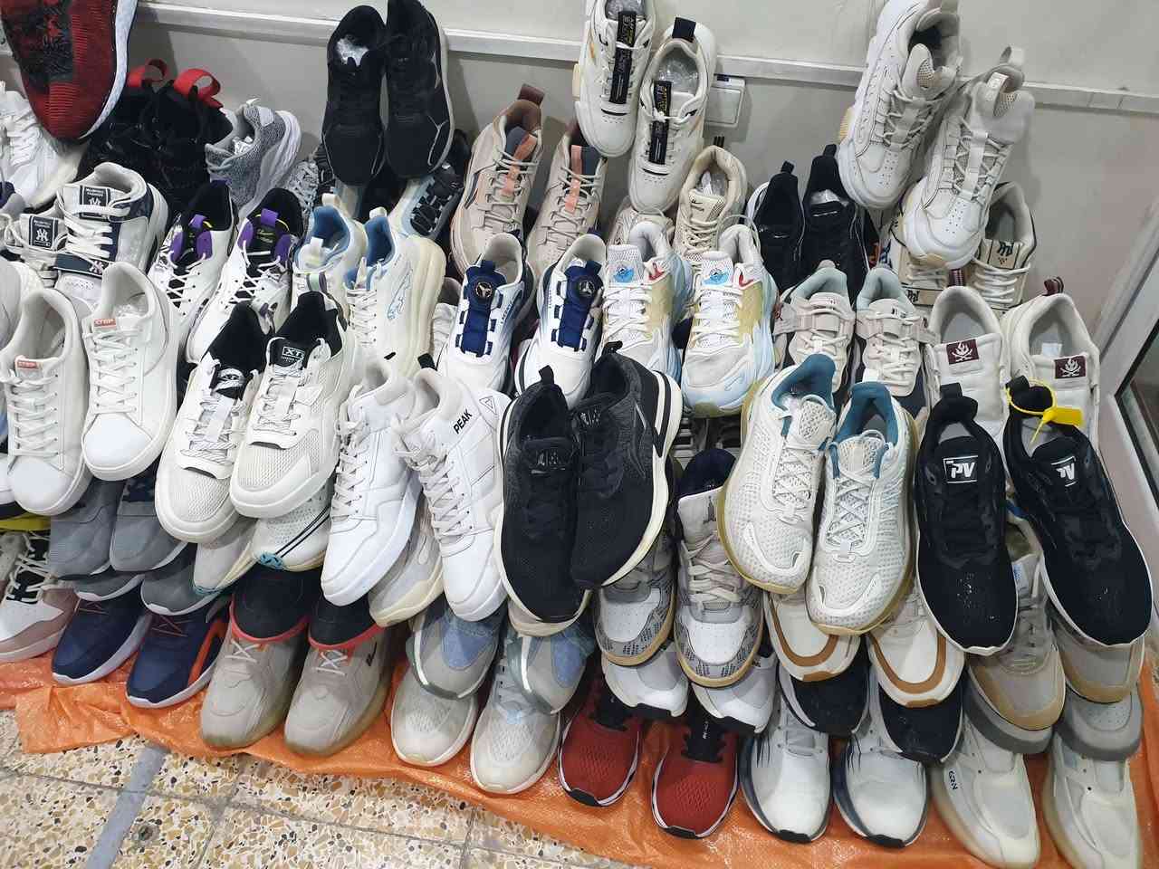 السلام عليكم احذيه سنغافوري اولى جاهزه ١٤٠ قطعه البيع جمله فقط للتواصل واتس ***********
