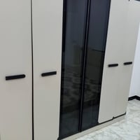 هااي الغرفه والجرباية كامله بس شلتهاا لان داا نشيل ونظيفه الغرفه صارله...
