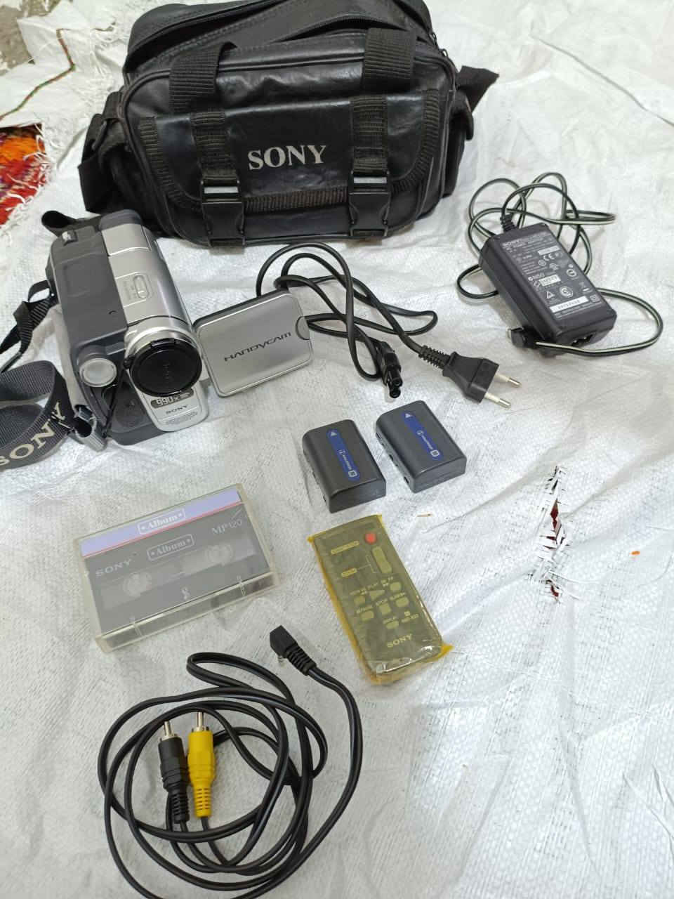 كامره سوني كاسيت ٨ ملم ..فخر الصناعه اليابانيه مع كافة ملحقاتها
حقيبه جلد 
بطارية عدد ٢
شاحنه 
ريمونت 
فيشة عرض على التلفاز او الحاسبه 
كاسيت 
نظيفه جدا اخت الجديده 
للحجز والاستفسار مراسلة الصفحه


**إذا كنت صاحب هذا الإعلان وتريد حذفه لأي سبب، رجاءا أرسل رسالة إلى الدعم الفني**