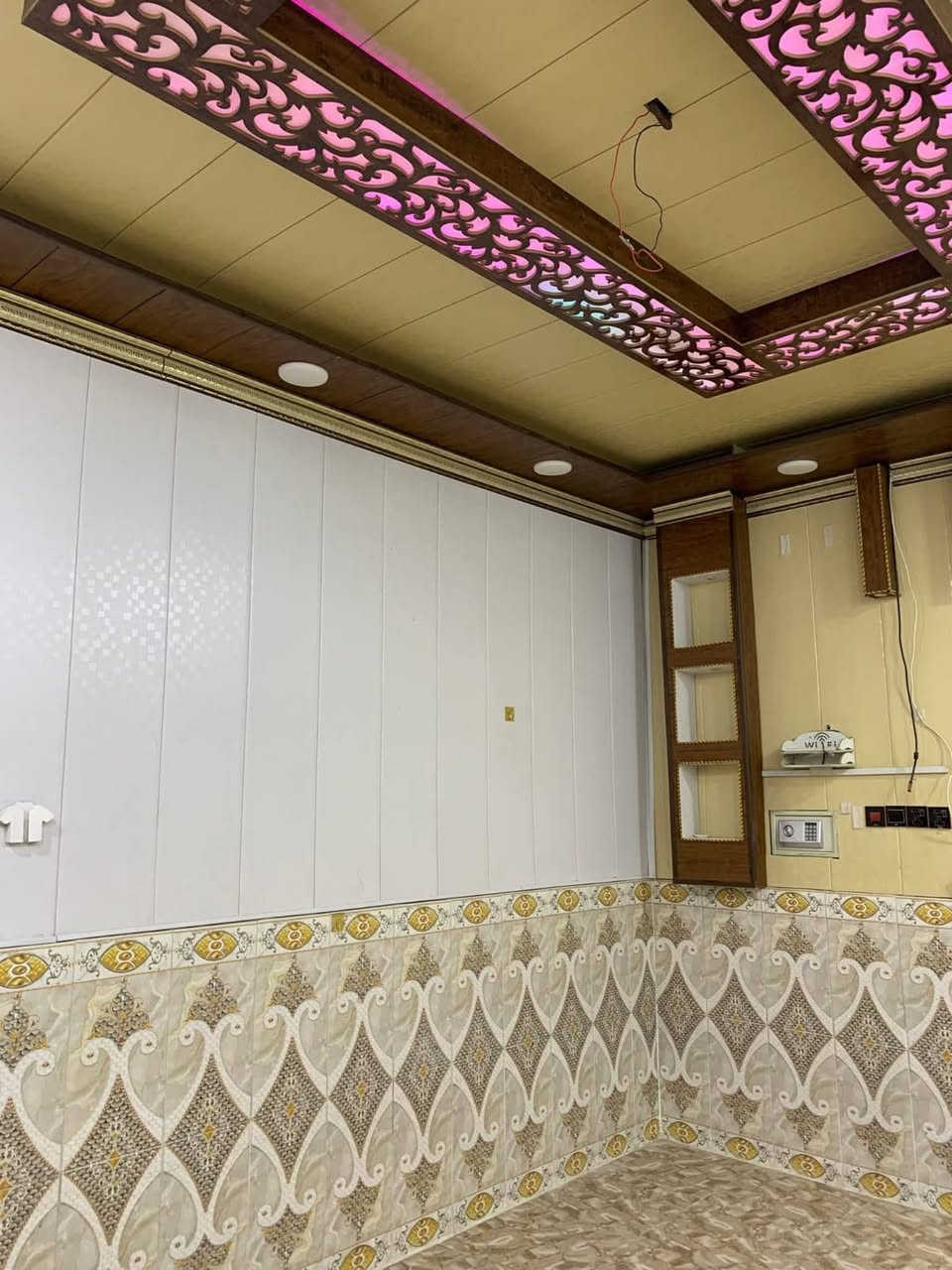 بيت للايجار طابقين 
القبله حي موسى الكاظم 
قرب مستوصف السوك الكبير
المساحه 108م
يحتوي على 3 غرف منام واستقبال وصالتين ومطبخ حار وبارد وصحيات داخليه وخارجيه خزانين ماء حلو وماء اسالة البيت تشطيب جديد مجهز كامل البيت مطل على خدمات 
الايجار 600 الف نهائي ***********
