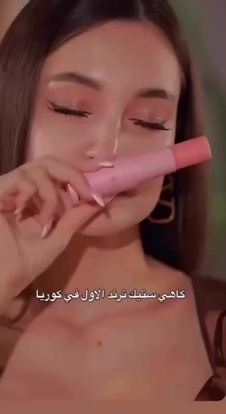 كاهي ستيك Wrinkle Bounce هو بلسم كوري فاخر صُمم ليمنحك ترطيبًا فوريًا ومظهرًا شبابيًا. بفضل تركيبته الطبيعية الغنية بزبدة الشيا، شمع العسل، وزيت الكاميليا، يساعد على تنعيم البشرة وتقليل التجاعيد والخطوط الدقيقة بفضل مركب Adenosine المعزز لإنتاج الكولاجين.

🔸 سهل الاستخدام على الوجه والرقبة وحتى فوق المكياج.
🔸 يُعيد للبشرة نضارتها ولمعانها الطبيعي.
🔸 مثالي للبشرة الجافة، الحساسة، والمجهدة.
🔸 مناسب للاستخدام اليومي في أي وقت وأي مكان
المنشأ كوريا الأصلي 🇰🇷🇰🇷🇰🇷

#كاهي


**إذا كنت صاحب هذا الإعلان وتريد حذفه لأي سبب، رجاءا أرسل رسالة إلى الدعم الفني**