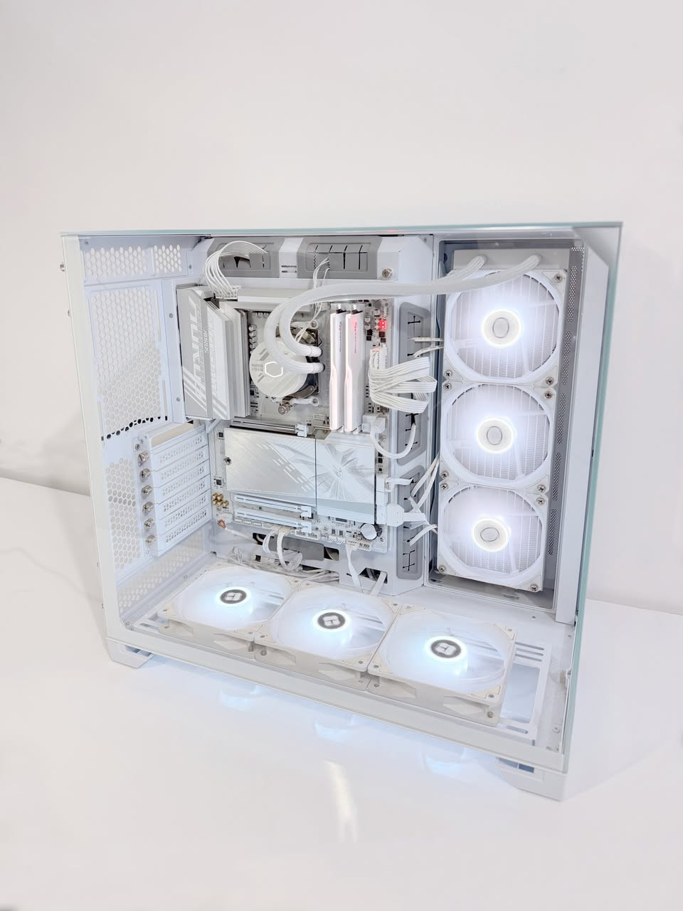 للبيع – تجميعة PC باللون الأبيض بالكامل (استخدام قليل) 🤍
المواصفات:
--- Motherboard: GIGABYTE B850 AORUS Elite WIFI7 ICE
--- Processor: AMD Ryzen 5 9600X
--- CPU Cooler: Cooler Master 360
--- RAM: G.SKILL DDR5 32GB (2×16GB) 6000MHz CL28
--- Storage: Kingston NV3 500GB M.2 NVMe
--- Power Supply: FSP Vita GM 750W White 80+ Gold
--- Case: Lian Li O11 Vision
--- Fans: Thermalright TL-C12CW-S X3
✅ استخدام قليل جدًا، والجهاز نظيف وحالته ممتازة.
💰 السعر: 2,250,000 دينار عراقي قابل للتفاوض .
للاستفسار أو التواصل، يرجى مراسلتي على الخاص. دهل اوران, واسط


**إذا كنت صاحب هذا الإعلان وتريد حذفه لأي سبب، رجاءا أرسل رسالة إلى الدعم الفني**