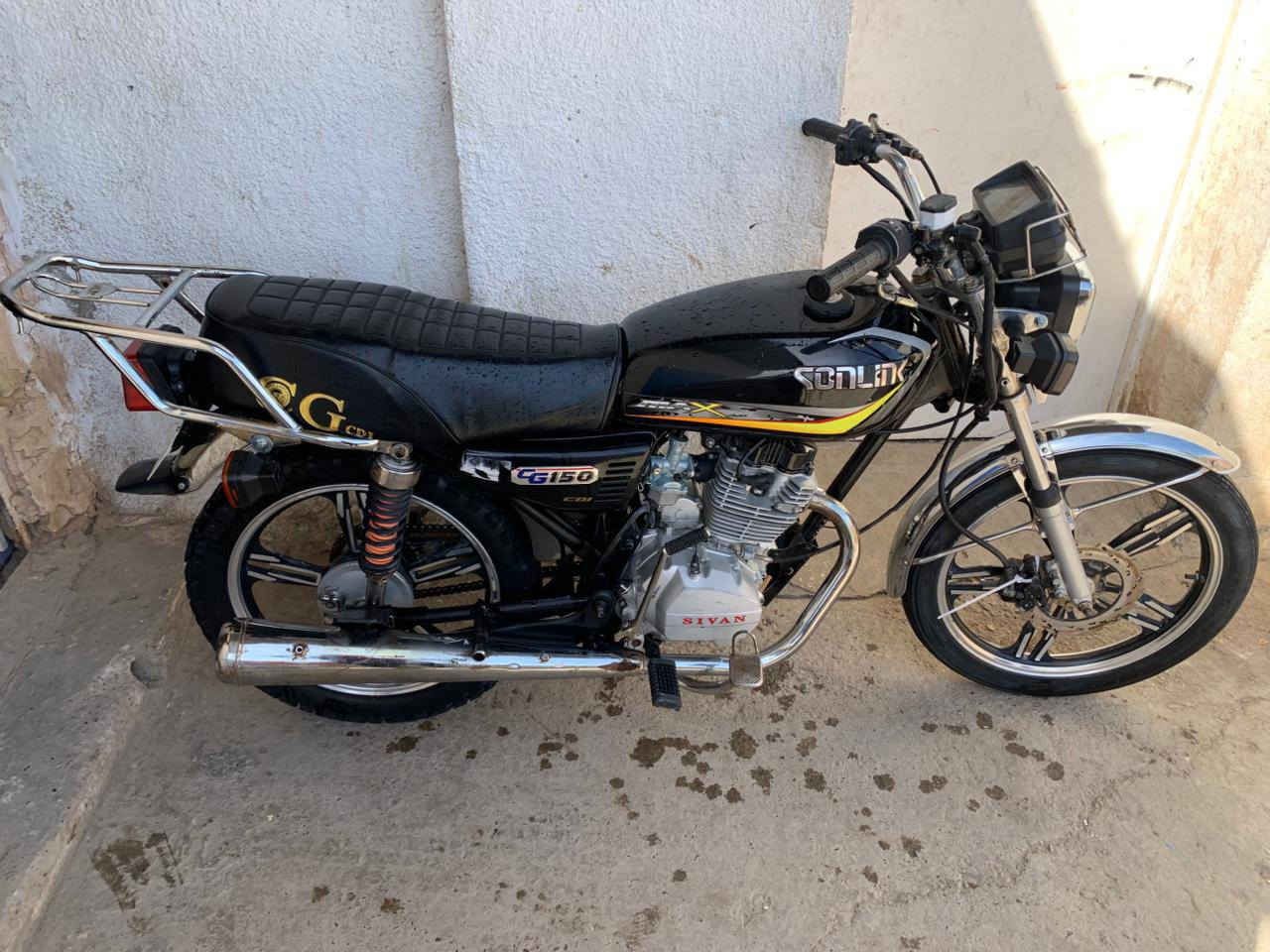 ماطور سيفان موديل 20
محرك مفتوح  كهربائيات كلها شغالة 
ماطور 1 على 1 نظافة مثل ماموظح 
ماطور اي  نقص مابي كلة شغال 

السعر خاص  
مكاني تكريت
***********
