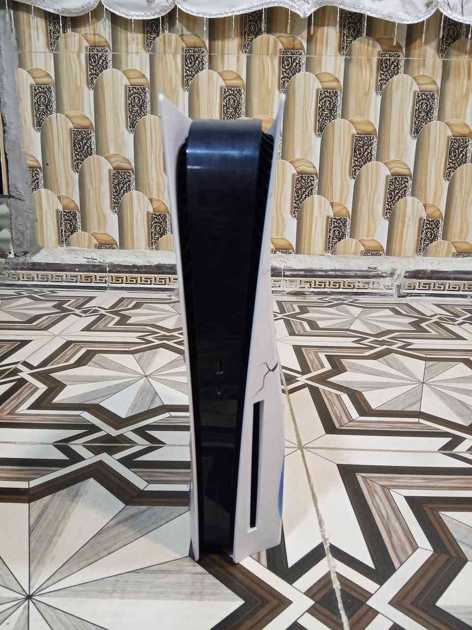 بلي 5فات مستعل نضيف مامفتوح كامل ملحقات 
الجوستك الاصليه مالته بي حسابين فيفا أنواع الواعيب بي تجي خاص واصورلك كلش هواي لواعيب بي بي فيفا 25 و26 وبي وبعد لعبتين للبيع سعر 550 للتواصل رقمي*********** مكاني بصره موفقيه
