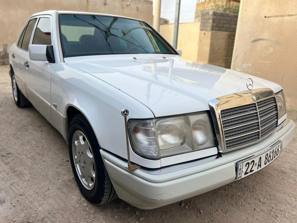 السلام عليكم 
مرسيدس دب موديل 1991 بلادي بدون صبغ على وضع الشركة قطعة وحدة صبغ جاملغ امامي ايمن 
مواصفات السيارة 
محرك 300 قبق اسود
غرفة مخمل جديدة كراسي كهرباء 
تبريد ثلج 
تجاوي قلاب 
تدفئة جامة الخلفية 
مثبت سرعة 
ABS شغال 
السيارة جاهزة بدون اي نقص  
السعر 92$ 
مكاني البصرة / قضاء المدينة 
رقم التليفون ***********
غير متواجد على الفيس
