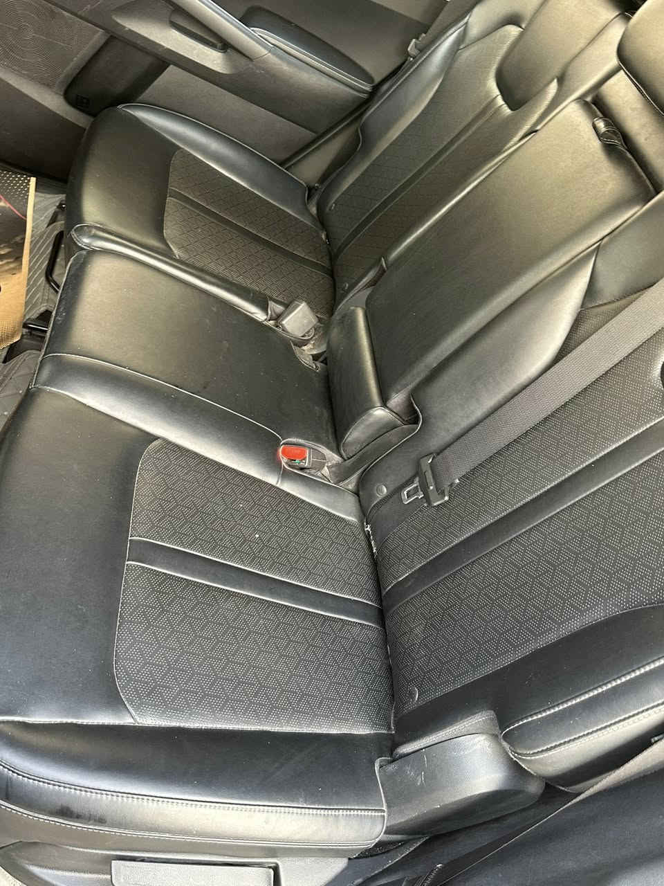 السلام عليكم سورنتو 2021 أمريكي 7 راكب مكينه 2500 باسمي بيها بس القبق الجنطه صبغ بدون دواخل ولسونار  مرفق السعر215 او مراوس بلاندكروز 2011 
***********
