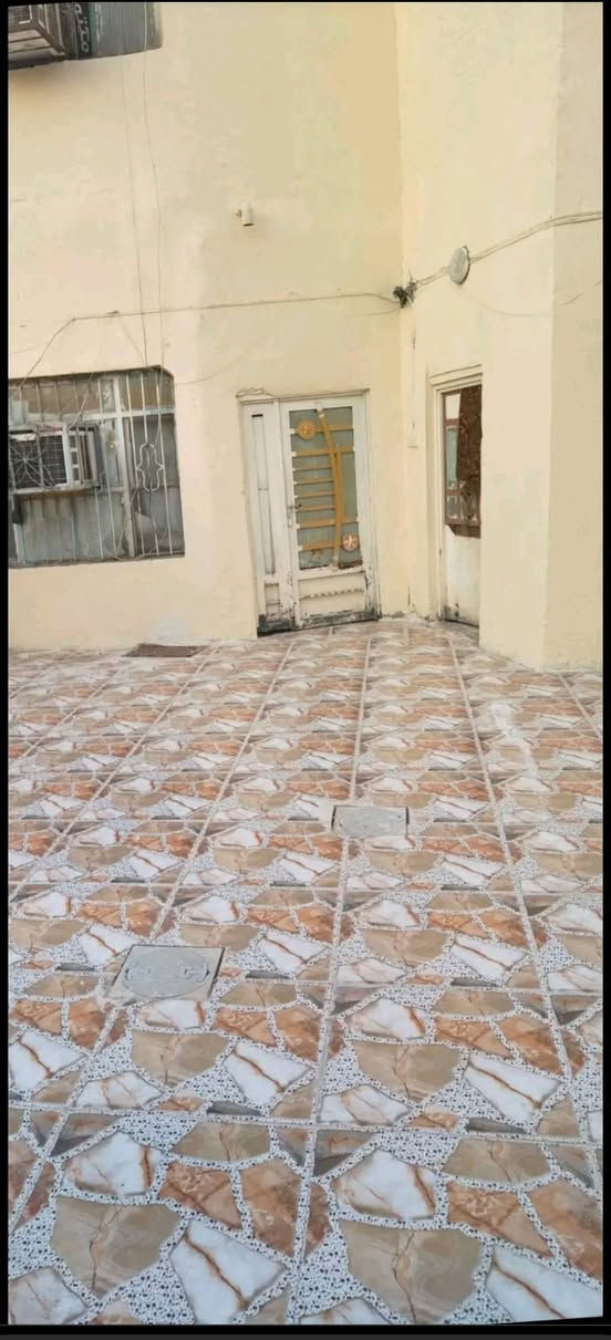 بيت للبيع في كربلاء طويريج مليببج المساحه 100 واقع حال 140 طابقين يتكون 3غرف نوم صاله عدد 2 واستقبال وصحيات وطارمه ومطبخ ومتوفر كافه الخدمات ماعدا تبليط قريب على شارع الزوار السعر 60 وبي مجال رقم هاتف ***********
